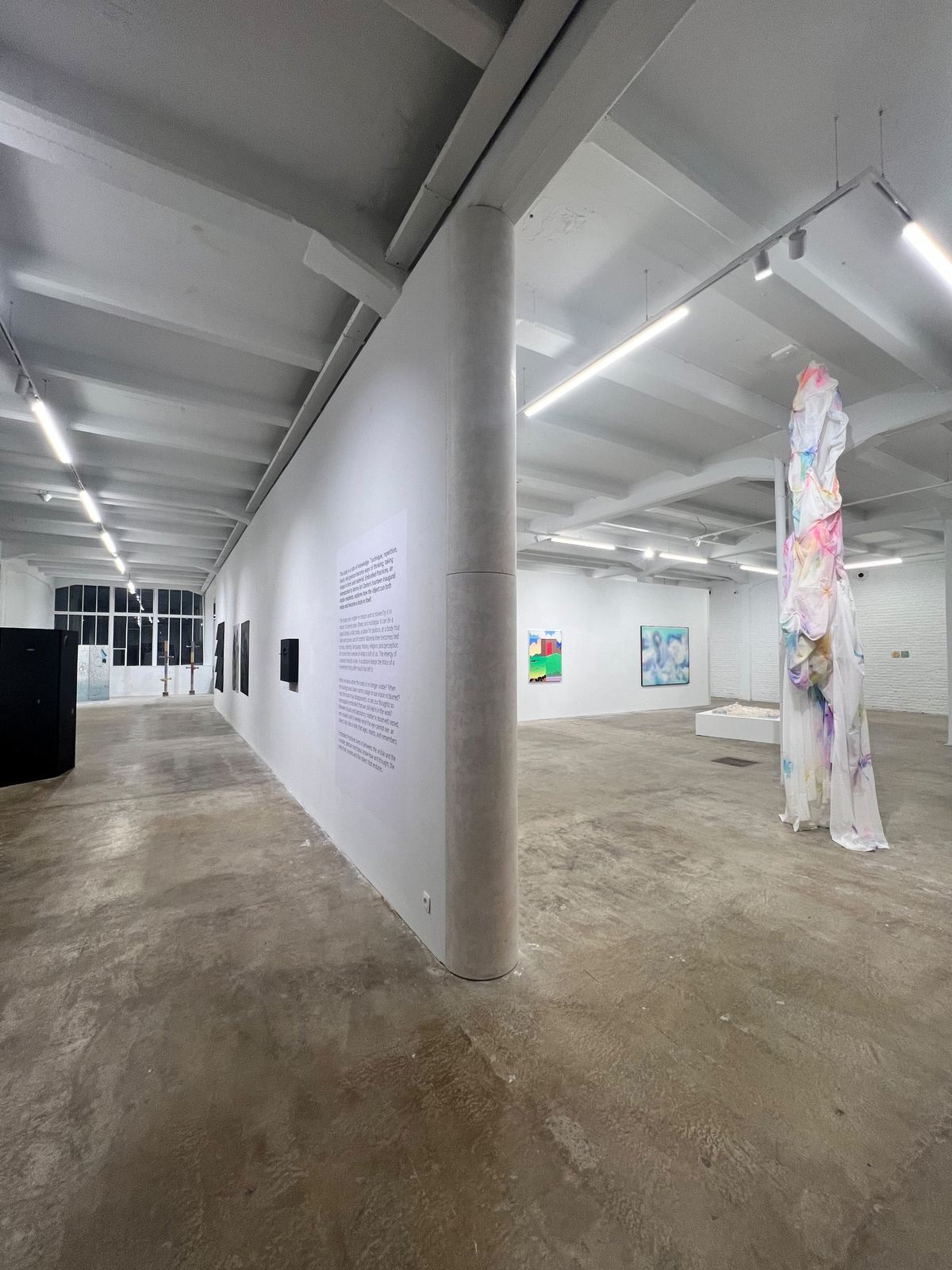 Galerie ATOMA: afgewerkte wanden, gepleisterde kolom en plafonds