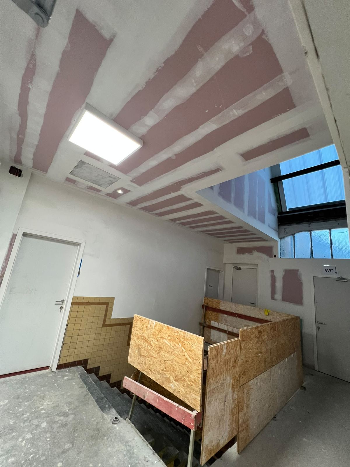 Brandwerend plafond en wanden tijdens het voegen