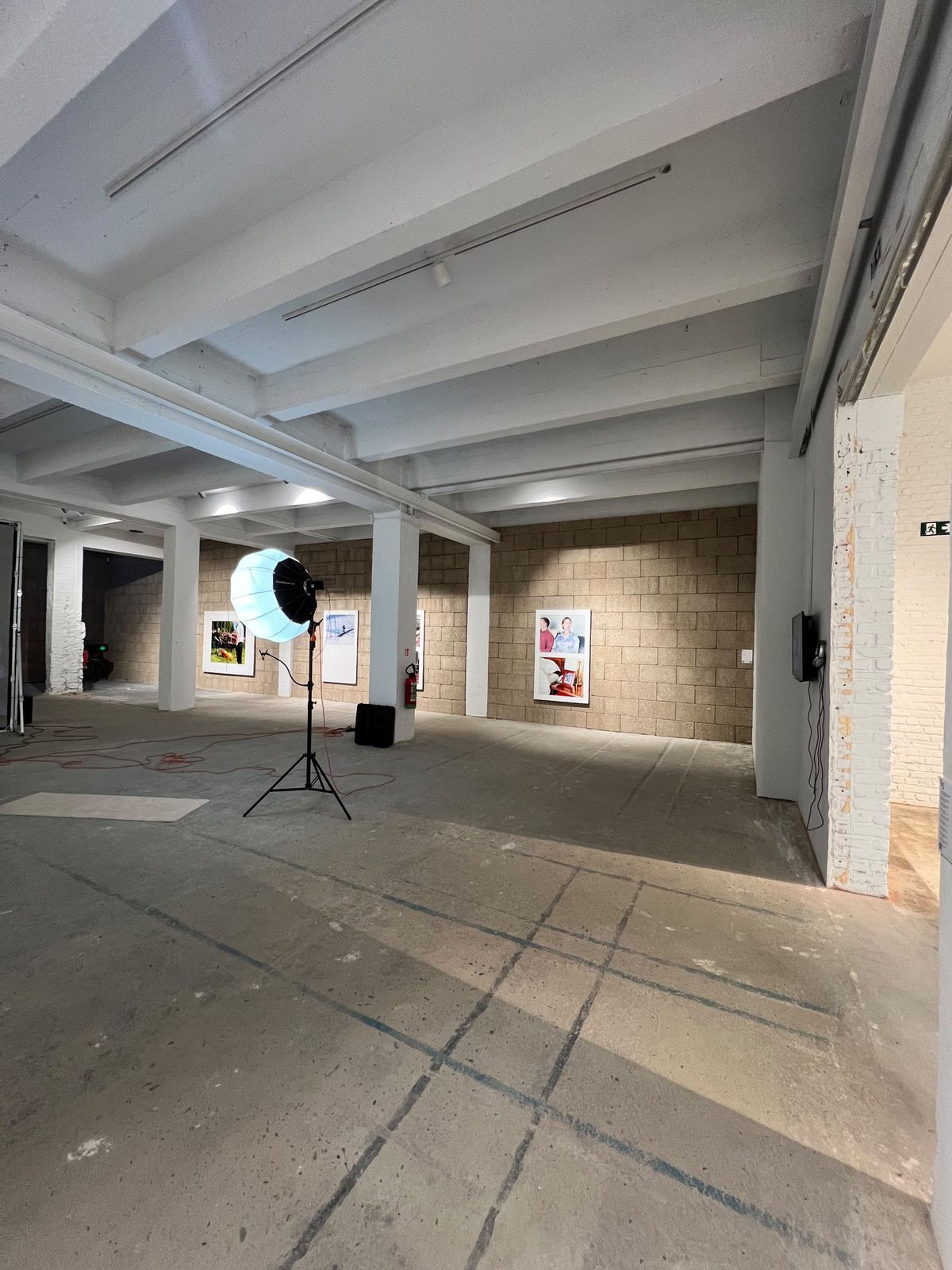 Tentoonstellingsruimte met wanden in hennepblokken