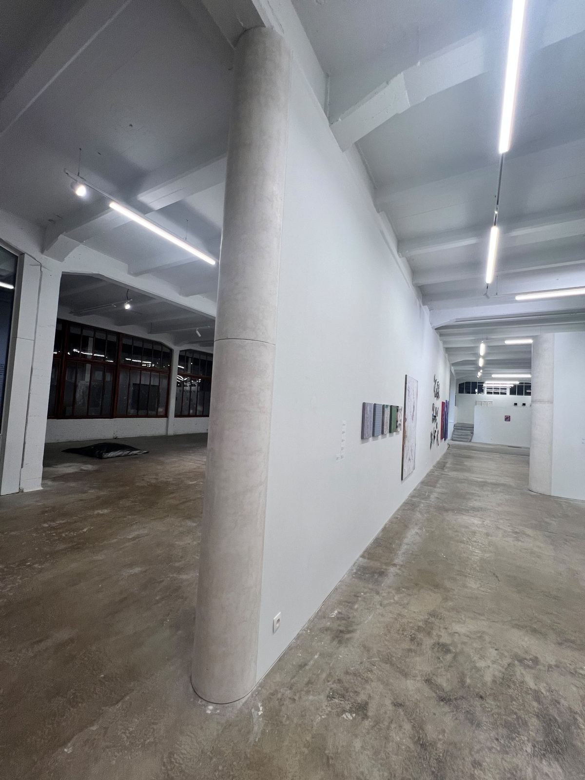 Gepleisterde kolom en grote tentoonstellingswand