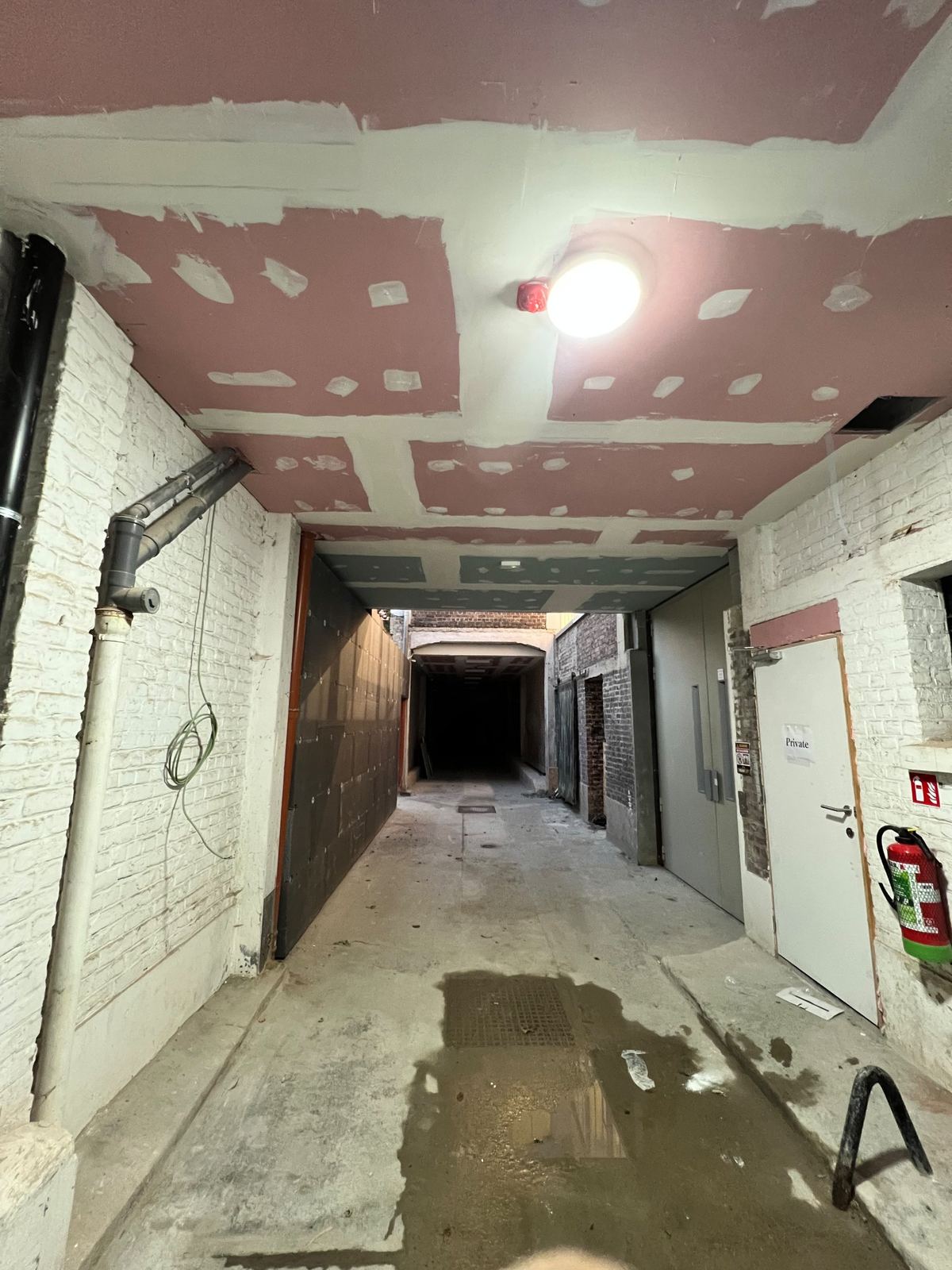 Overdekte doorgang, brandwerend plafond voor afwerking