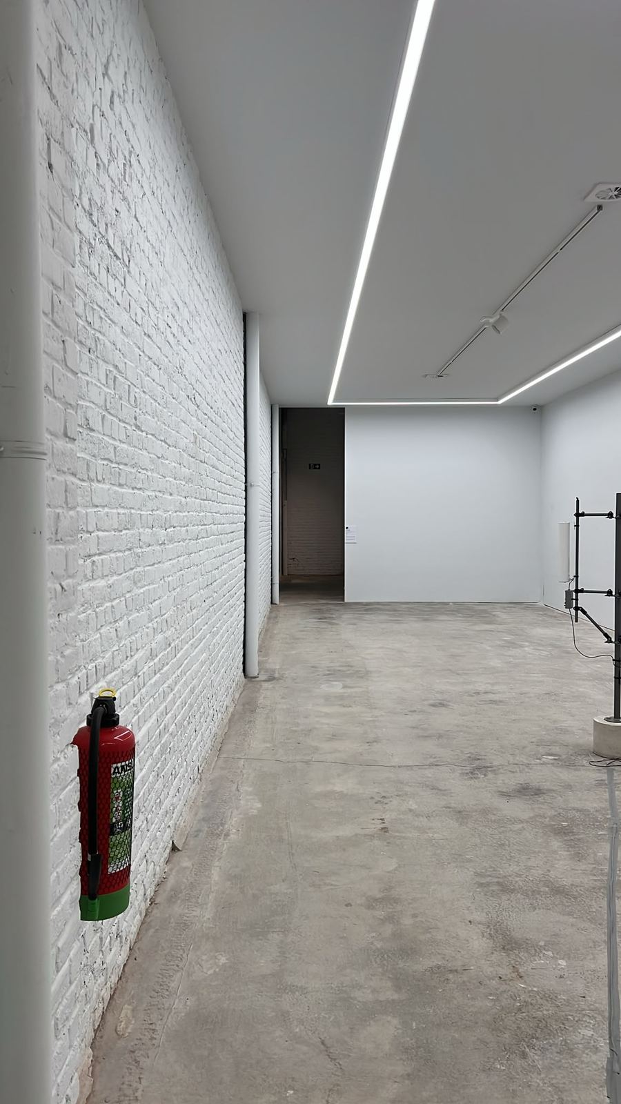 Ruimte in geschilderde baksteen, plafond met lichtlijnen